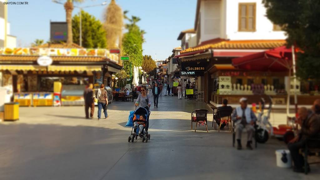 İş Bankası Çarşı Kuşadası Atm Fotoğrafları